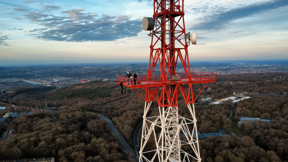 Deux personnes en haut d'une antenne