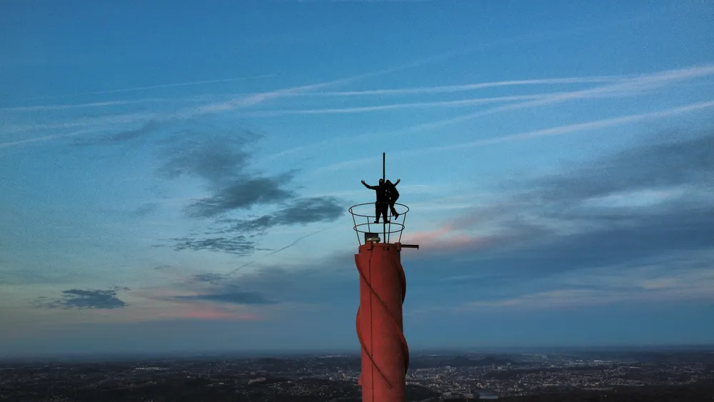 Personne debout au sommet d'une antenne