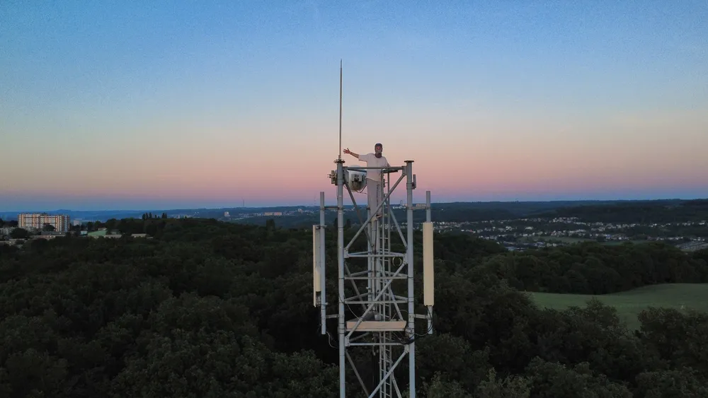 Antenne blanche au crépuscule