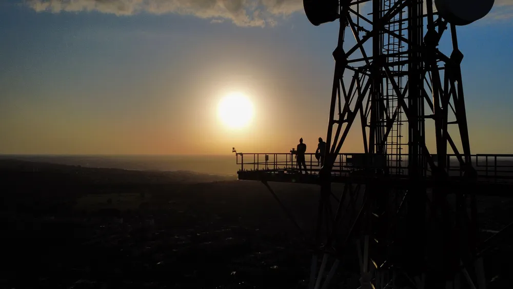 Antenne en contre-jour au soleil couchant