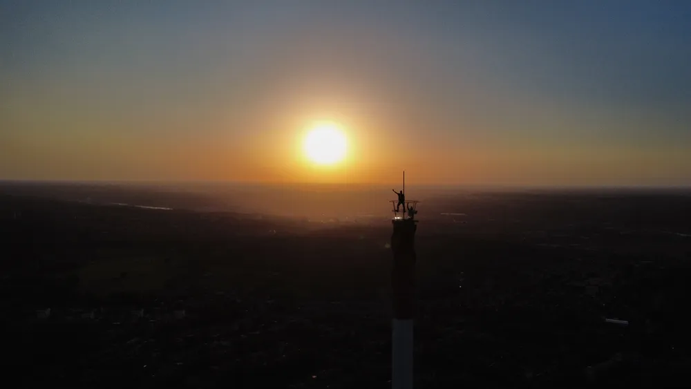 Coucher de soleil derrière une antenne