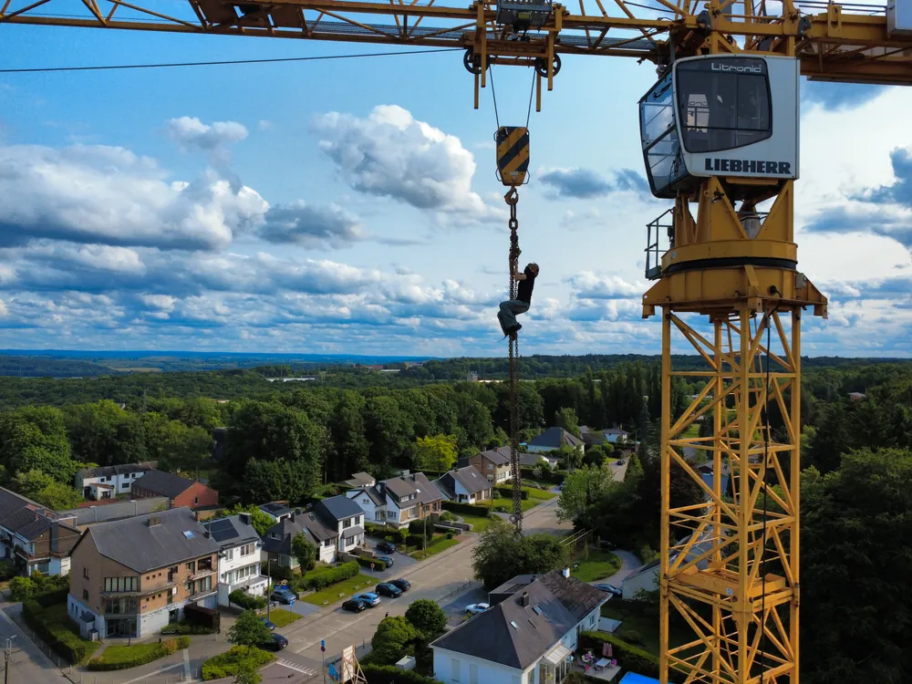 Grue de chantier vue au drone au-dessus d'un quartier