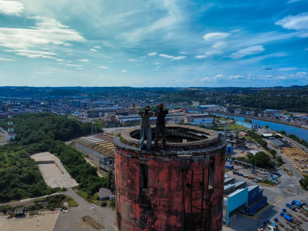 Silhouettes au sommet d'un silo, vue au drone