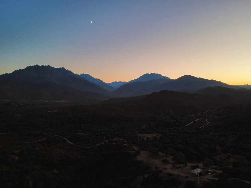 Crête de montagne au crépuscule vue au drone
