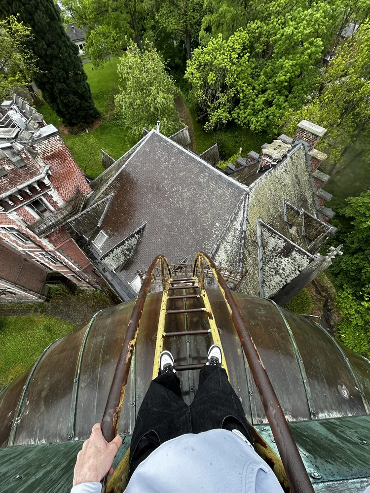 Descente d'une échelle sur le toit d'un bâtiment