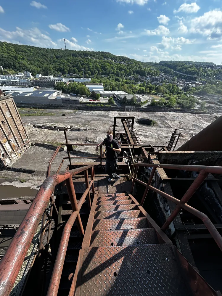 Escaliers métalliques rouillés dans une friche industrielle