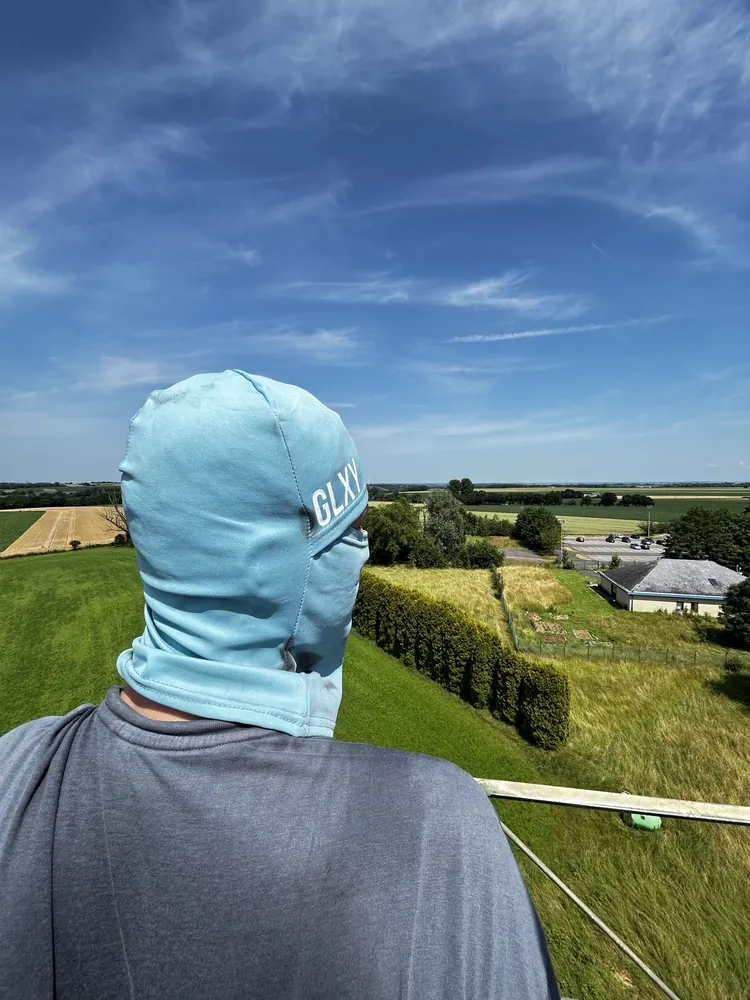 De dos, cagoule GLXY, face aux champs