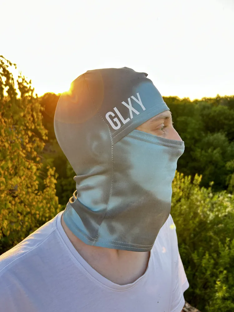 Portrait de profil avec une cagoule GLXY au coucher du soleil
