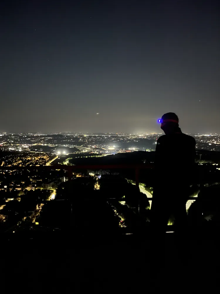 Silhouette au-dessus de la ville éclairée la nuit