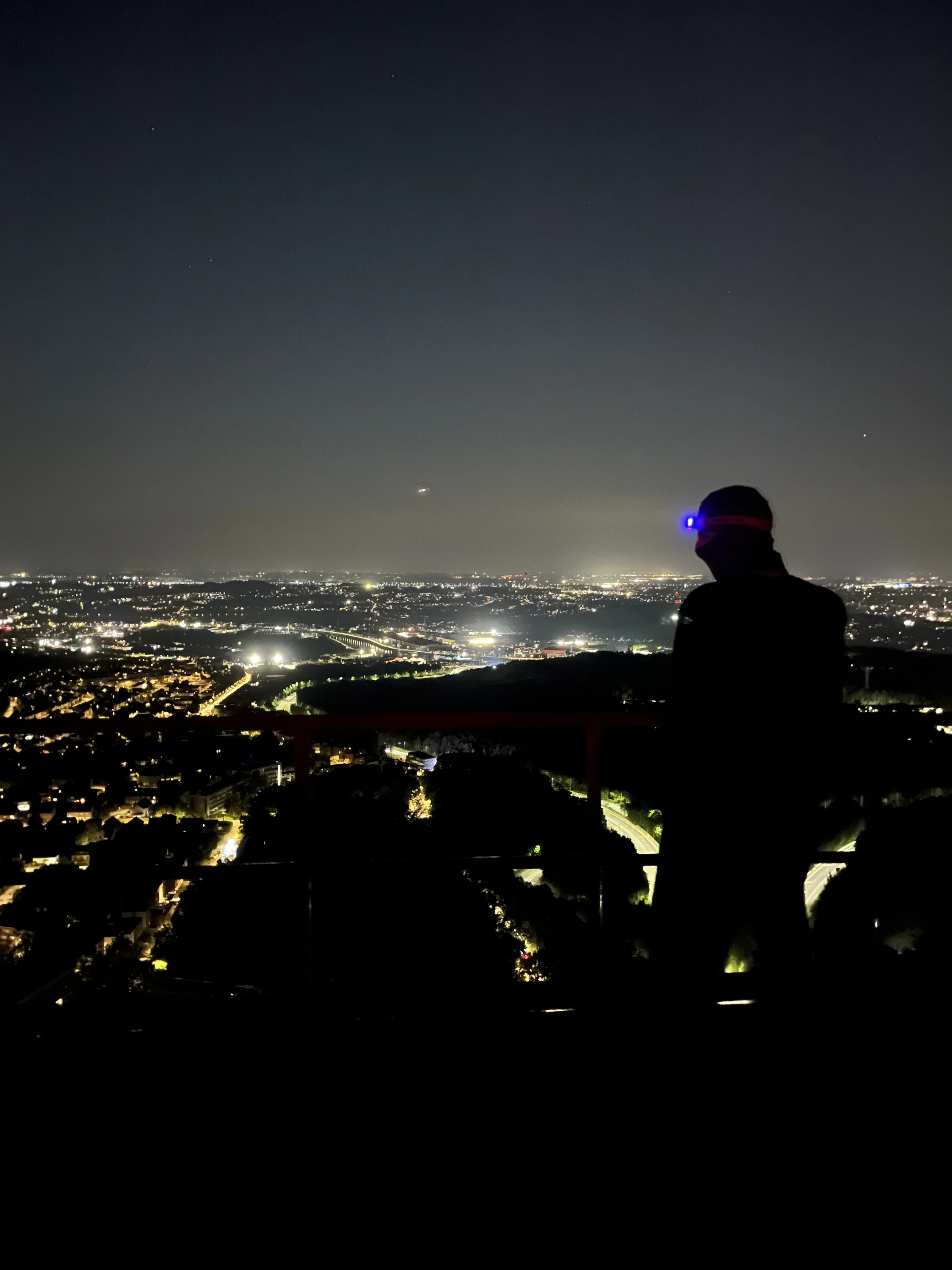 Nathan de dos, au-dessus de la ville de nuit
