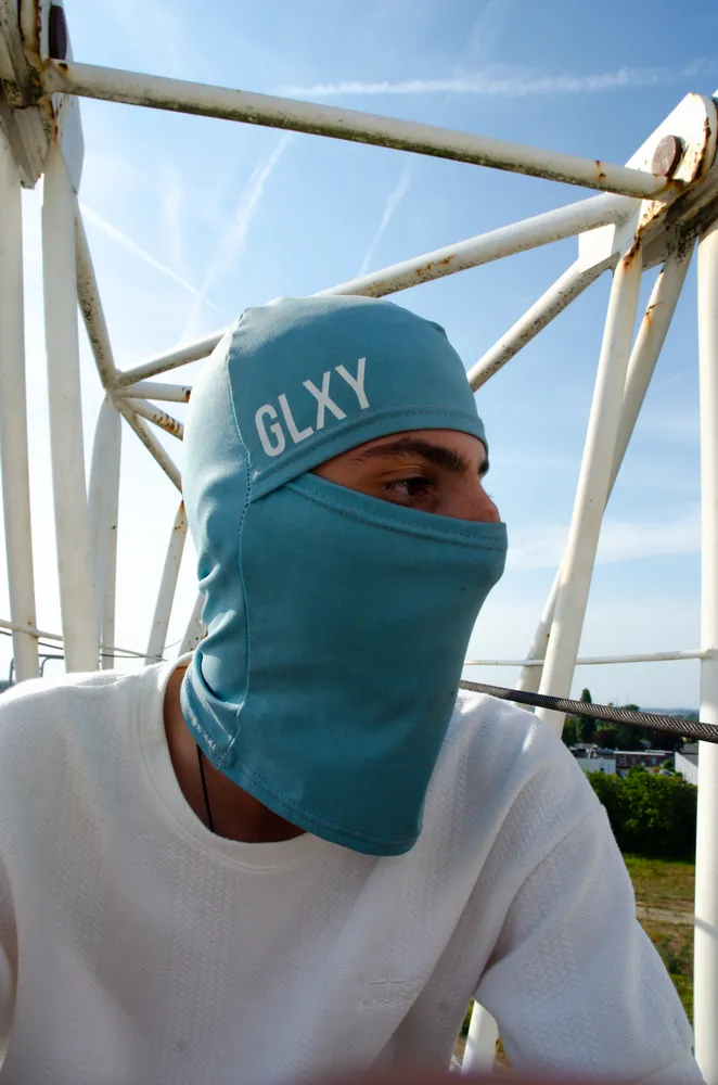 Cagoule heat-reactive GLXY portée en hauteur
