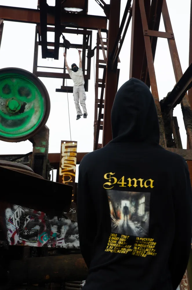 Sweat noir dans une usine désaffectée