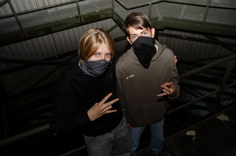 Deux personnes sur un toit de nuit