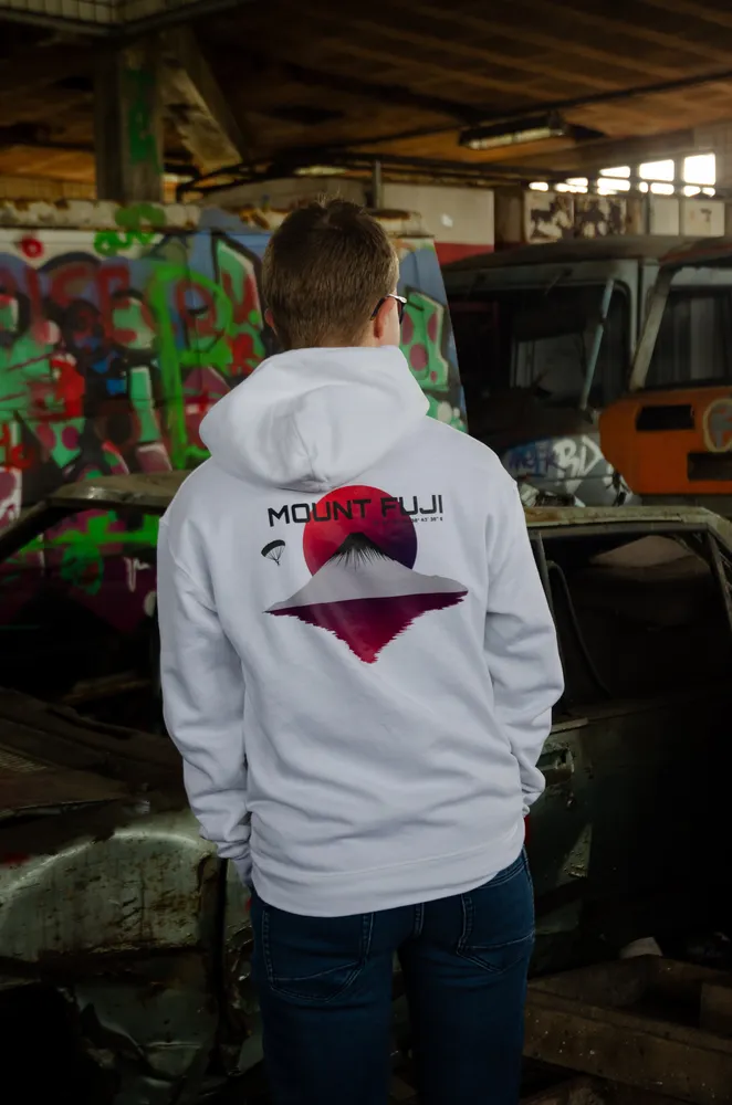 Sweat blanc dans un garage abandonné