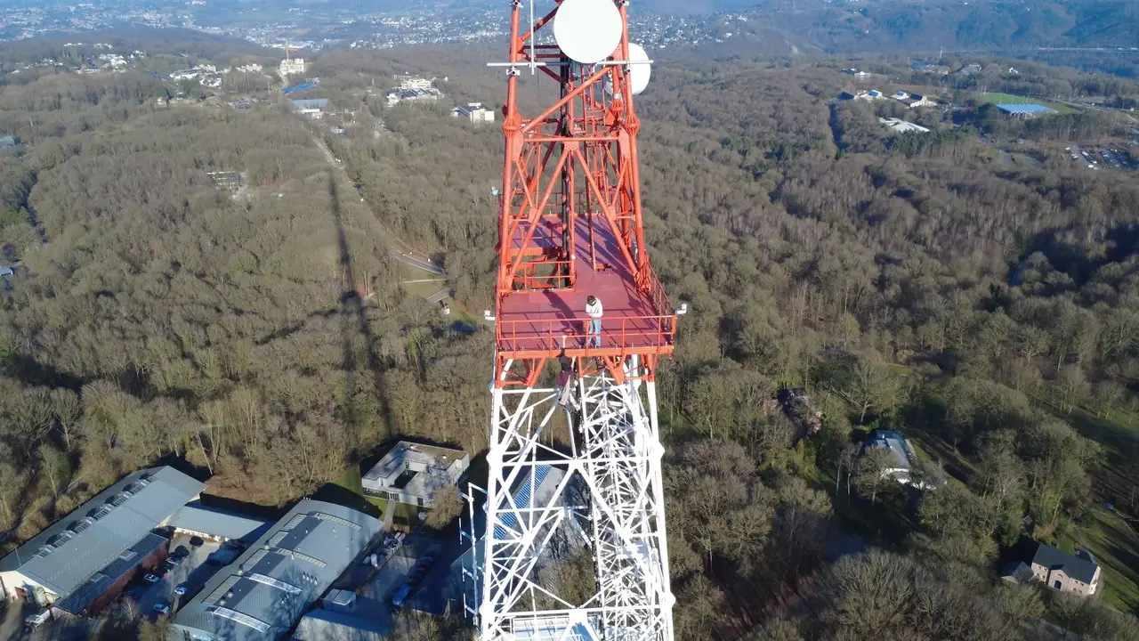 Vue drone d'une antenne au-dessus de la ville