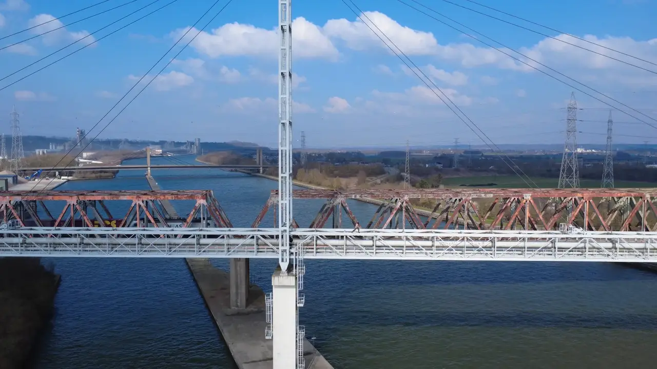 Vue drone d'un pont sur la Meuse