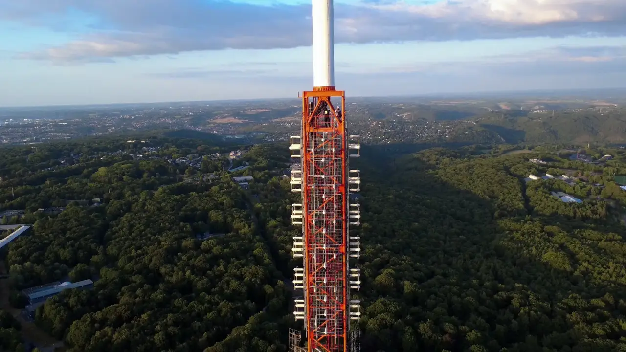Antenne filmée au drone au-dessus de la vallée